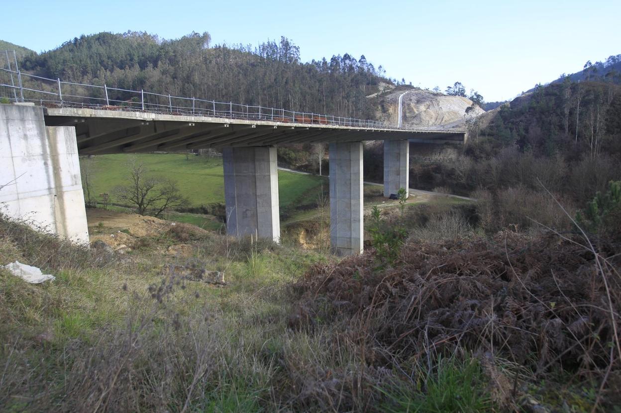 Uno de los viaductos que se ultiman en el tramo Cornellana-Salas de la autovía del suroccidente. 