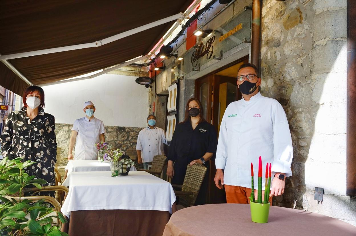 Jaime Uz posa con su equipo formado por Victoria Valdés, Irene Castro, Juan Manuel Fernández y Aldrin Navarro. 