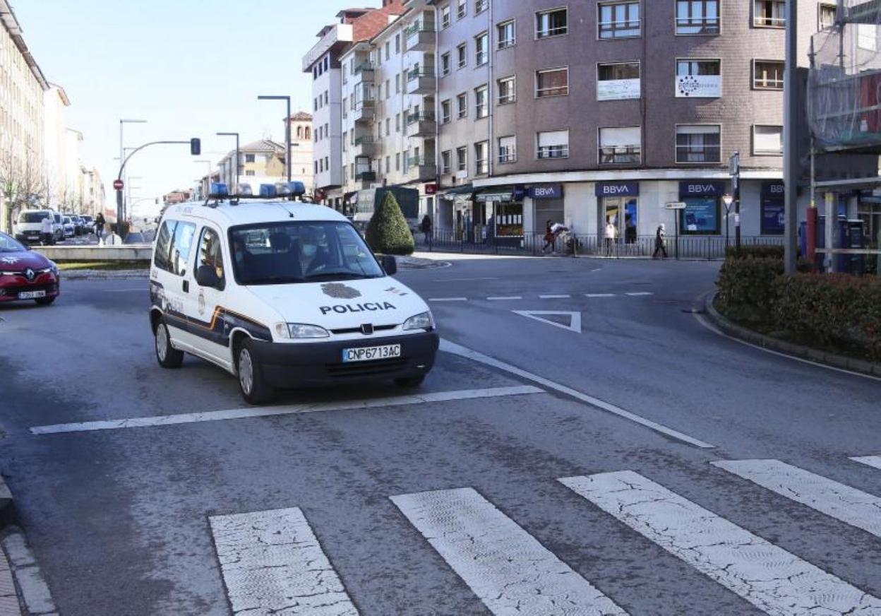 Un vehículo de la Policía Nacional patrullando esta semana por el centro de Lugones. 