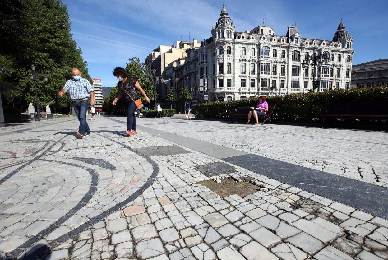 El paseo de los Álamos, con el mosaico de Antonio Suárez. 