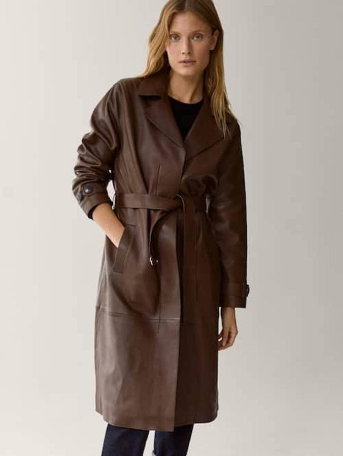 Chaqueta tipo trench de napa y con cinturón en color marrón de Massimo Dutti, 349 euros.