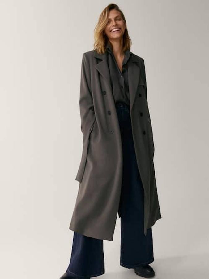 Gabardina en gris oscuro limited edition de Massimo Dutti, 89,95 euros.