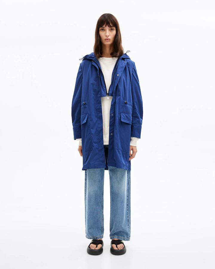 Gabardina de nylon en color azul de Bimba y Lola, 225 euros.