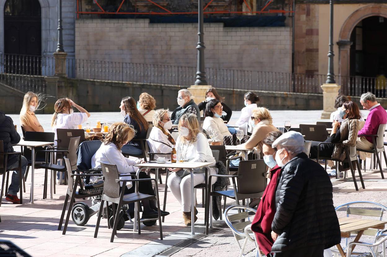 Clientes en una terraza hostelera de Oviedo.