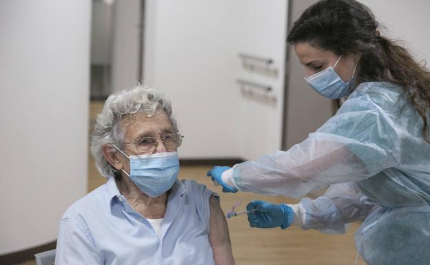 Una usuaria de una residencia de Asturias recibe la segunda dosis de la vacuna contra el coronavirus