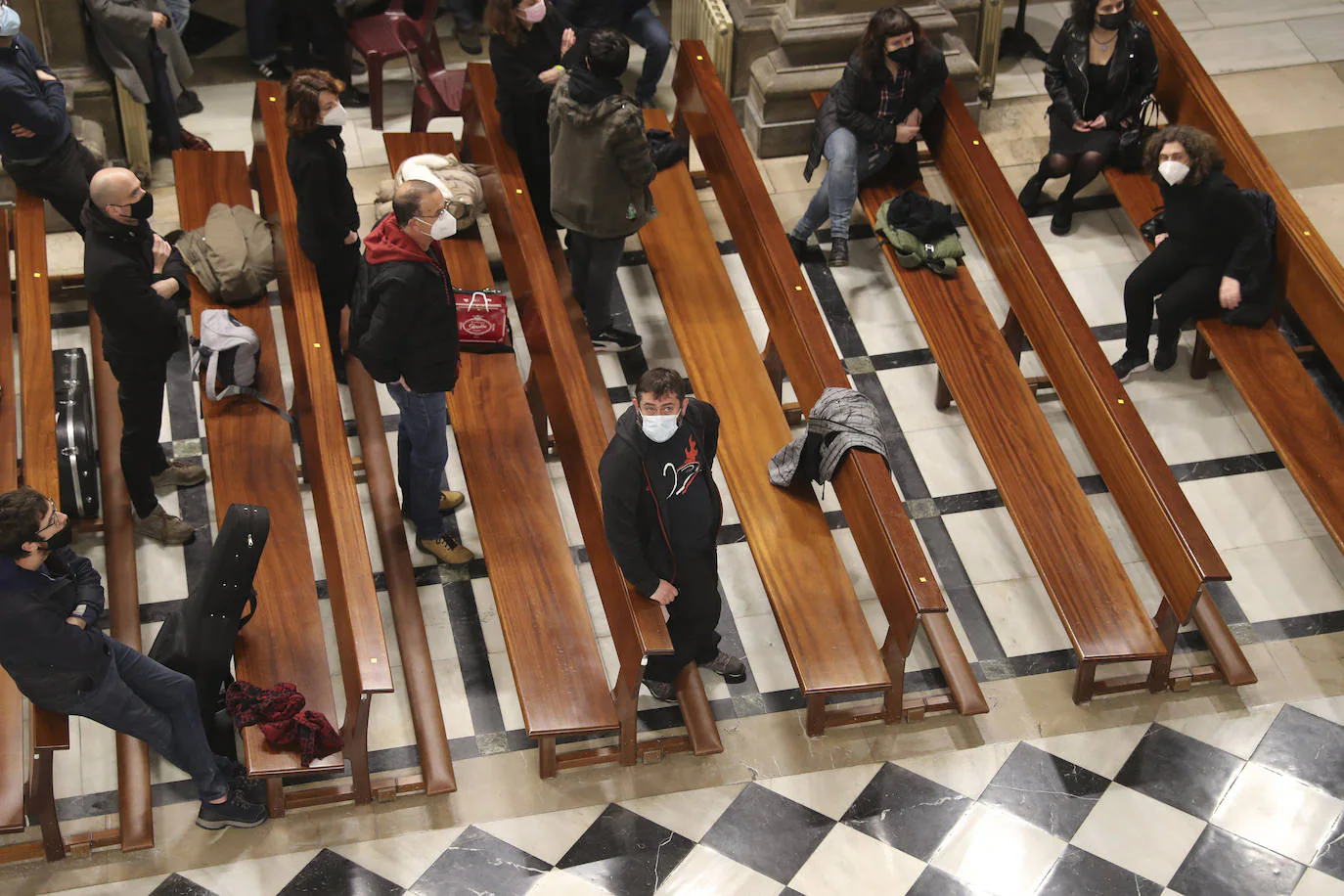 Los hosteleros gijoneses Tono Permuy y David Tejerina abandonaron este viernes su encierro en la iglesia de San José después de catorce días reclamando una solución para el sector.