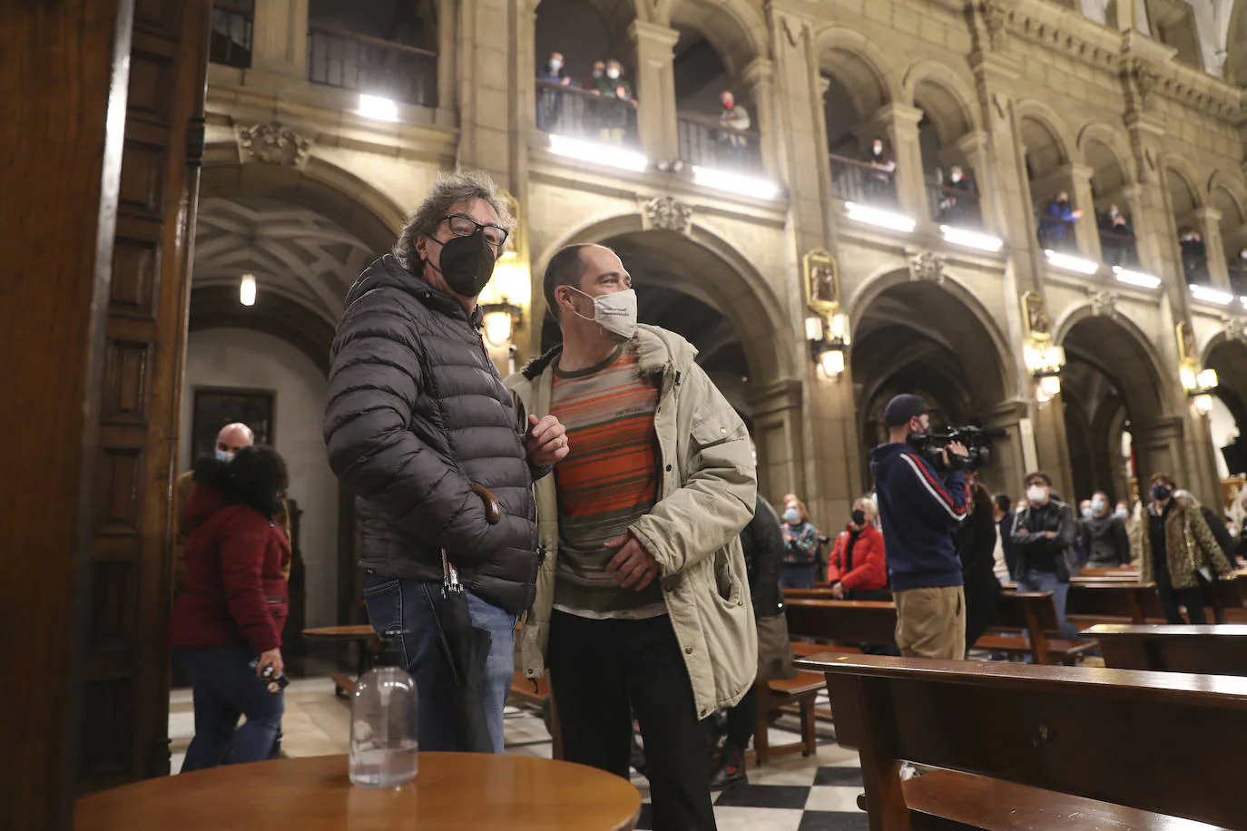 Los hosteleros gijoneses Tono Permuy y David Tejerina abandonaron este viernes su encierro en la iglesia de San José después de catorce días reclamando una solución para el sector.