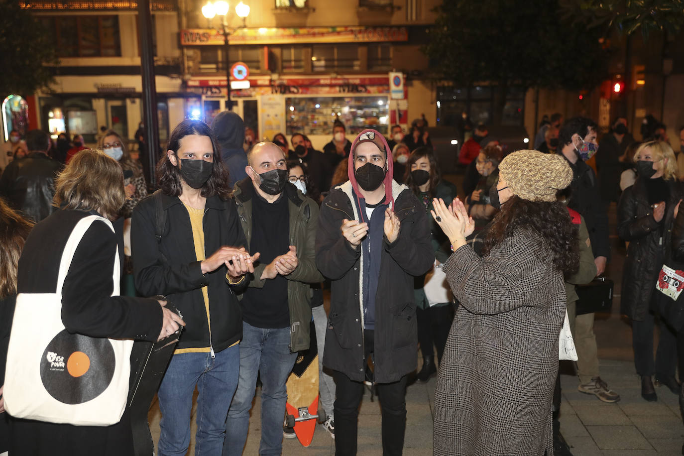 Los hosteleros gijoneses Tono Permuy y David Tejerina abandonaron este viernes su encierro en la iglesia de San José después de catorce días reclamando una solución para el sector.