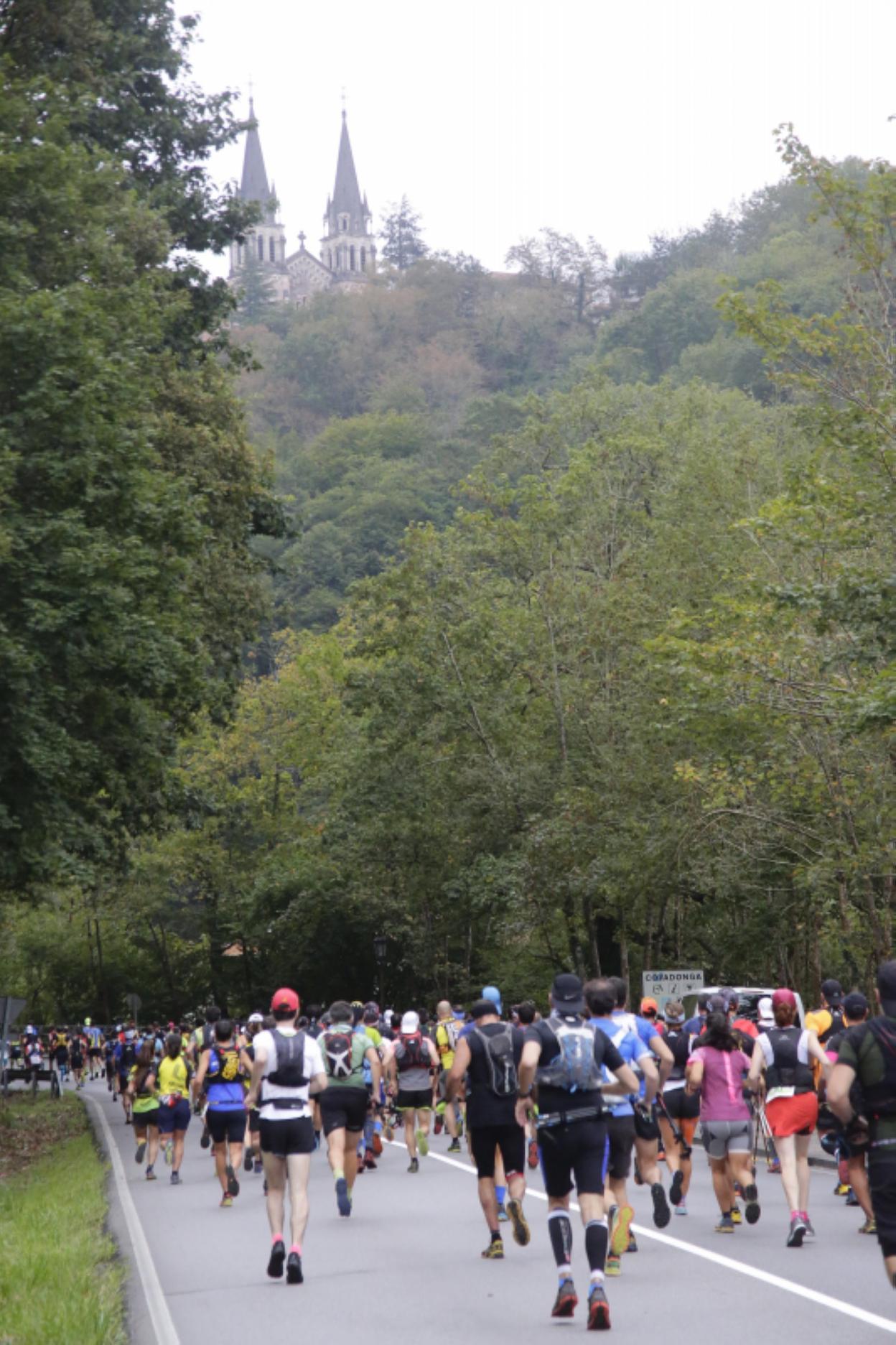 Corredores de la Travesera, a su paso por el santuario de Covadonga. 