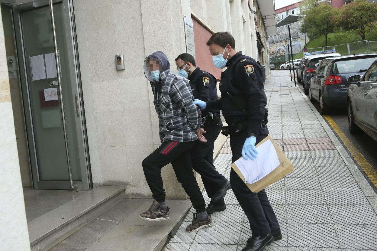 El detenido, a la entrada del juzgado de Siero. 