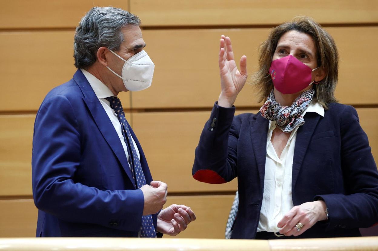 El senador del PP Juan José Sanz Vitorio, debatiendo con la ministra Teresa Ribera. 