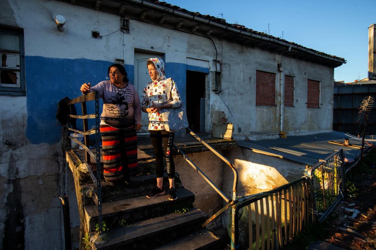 Ludivina Jiménez y Mari Carmen García, la madre de los dos menores, frente a la casa okupada. 