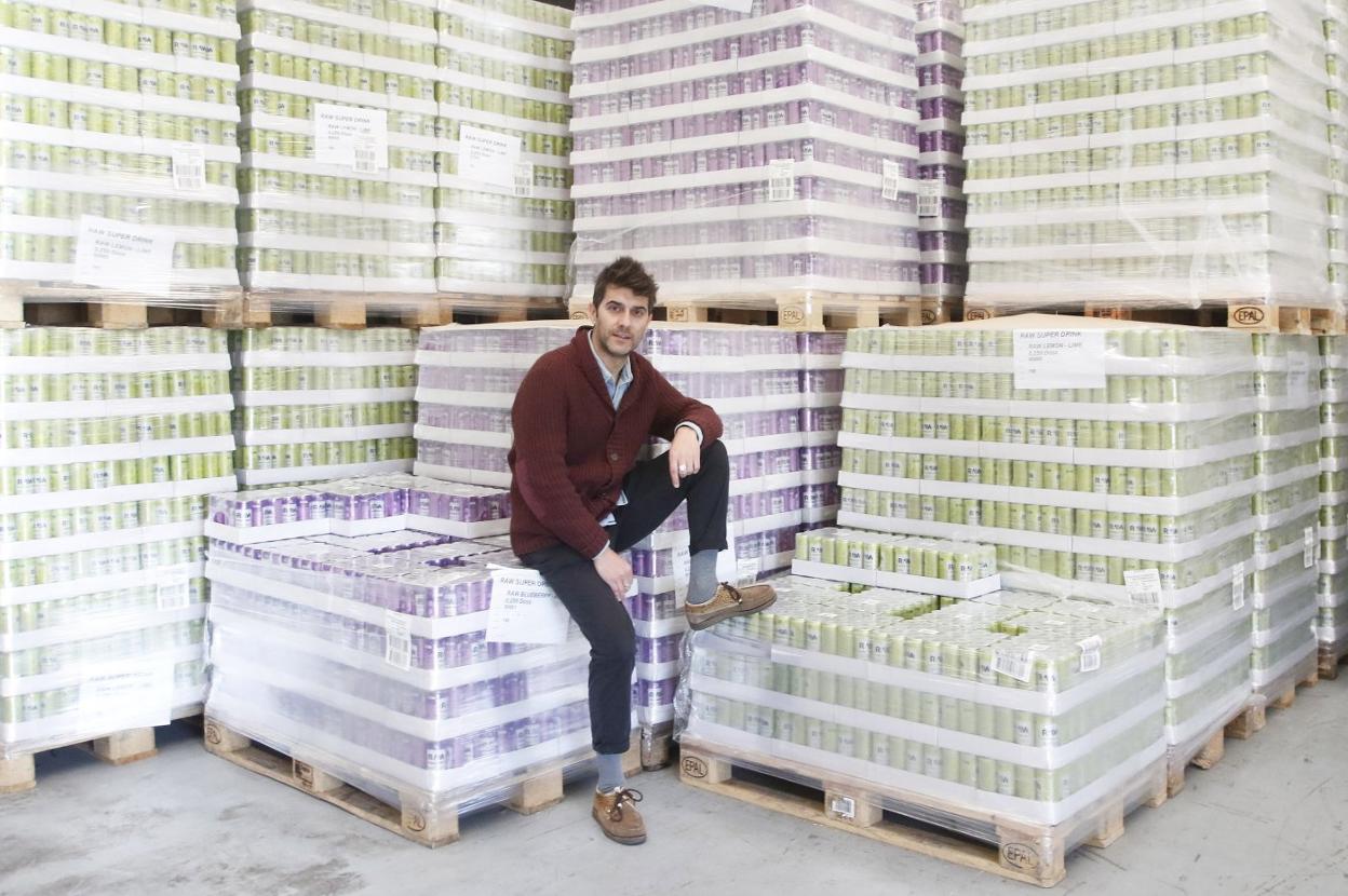 Rubén González, CEO de Raw Superdrink, con sus bebidas. 