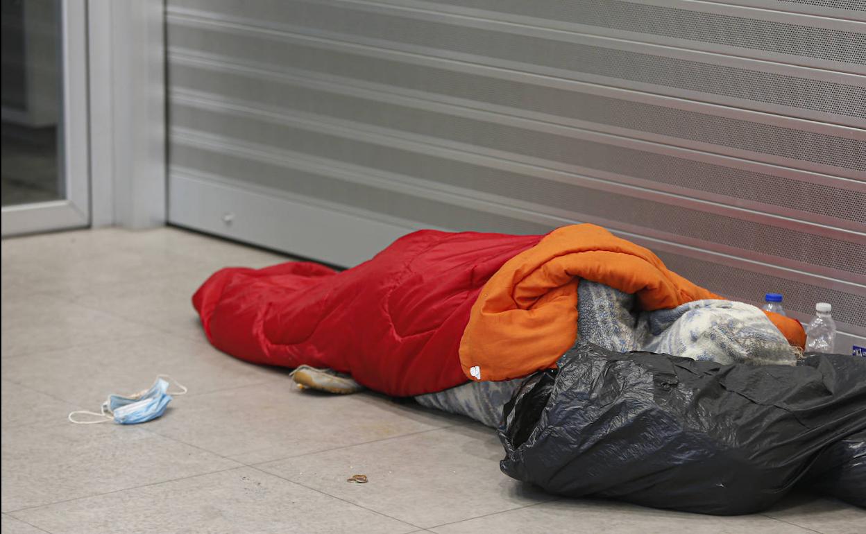Una persona duerme en la calle en Gijón 