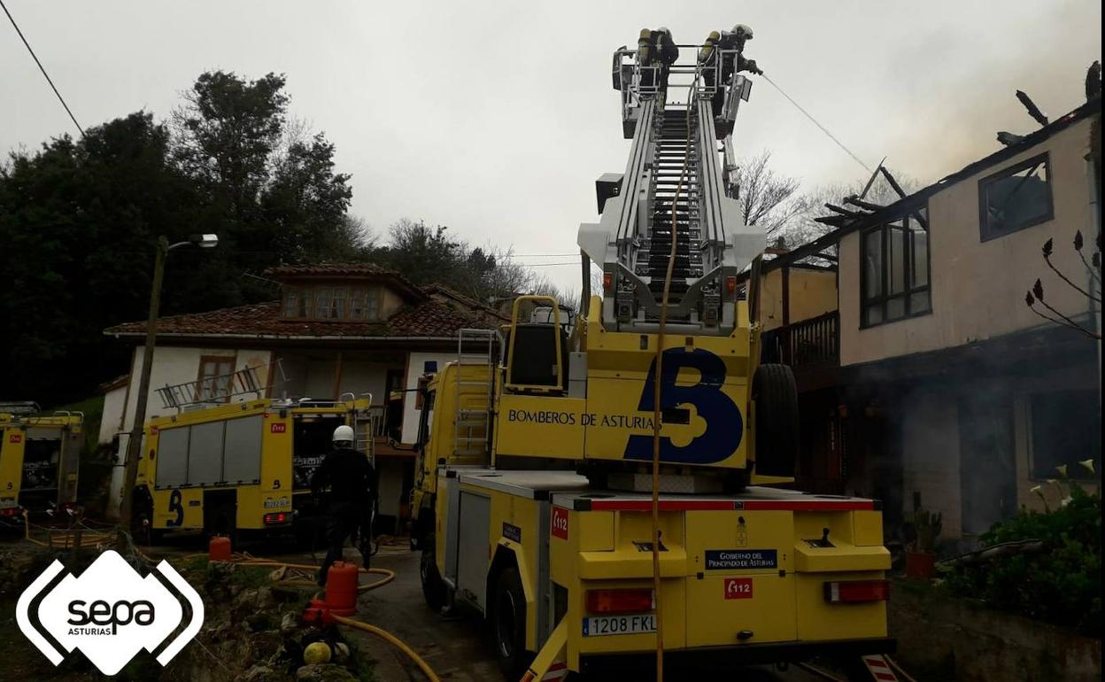 Los bomberos, durante las tareas de extinción 