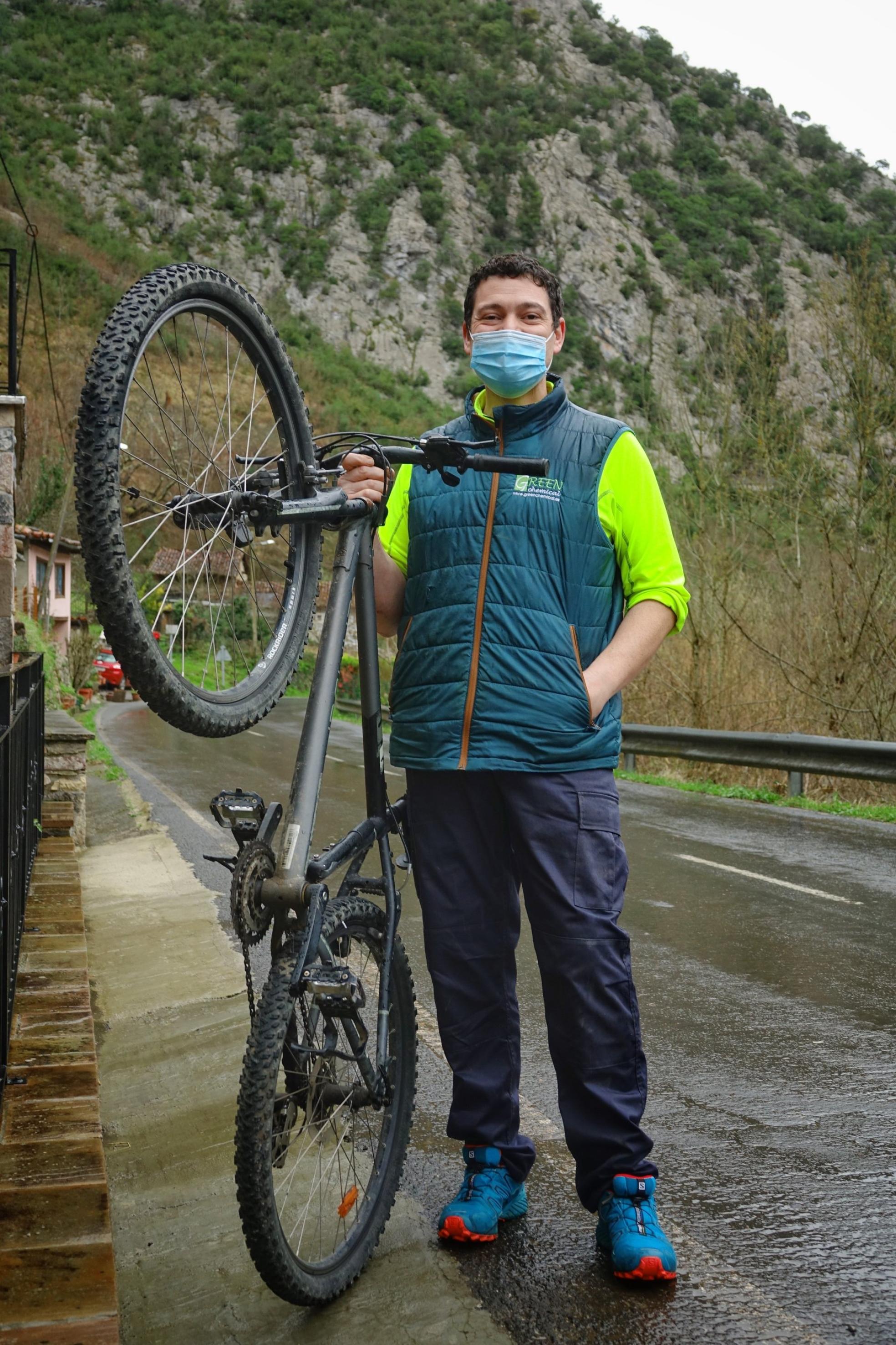 Afición.El hostelero David Alas, con su bici, ante la carretera AS-261, por la que pasará la Vuelta.