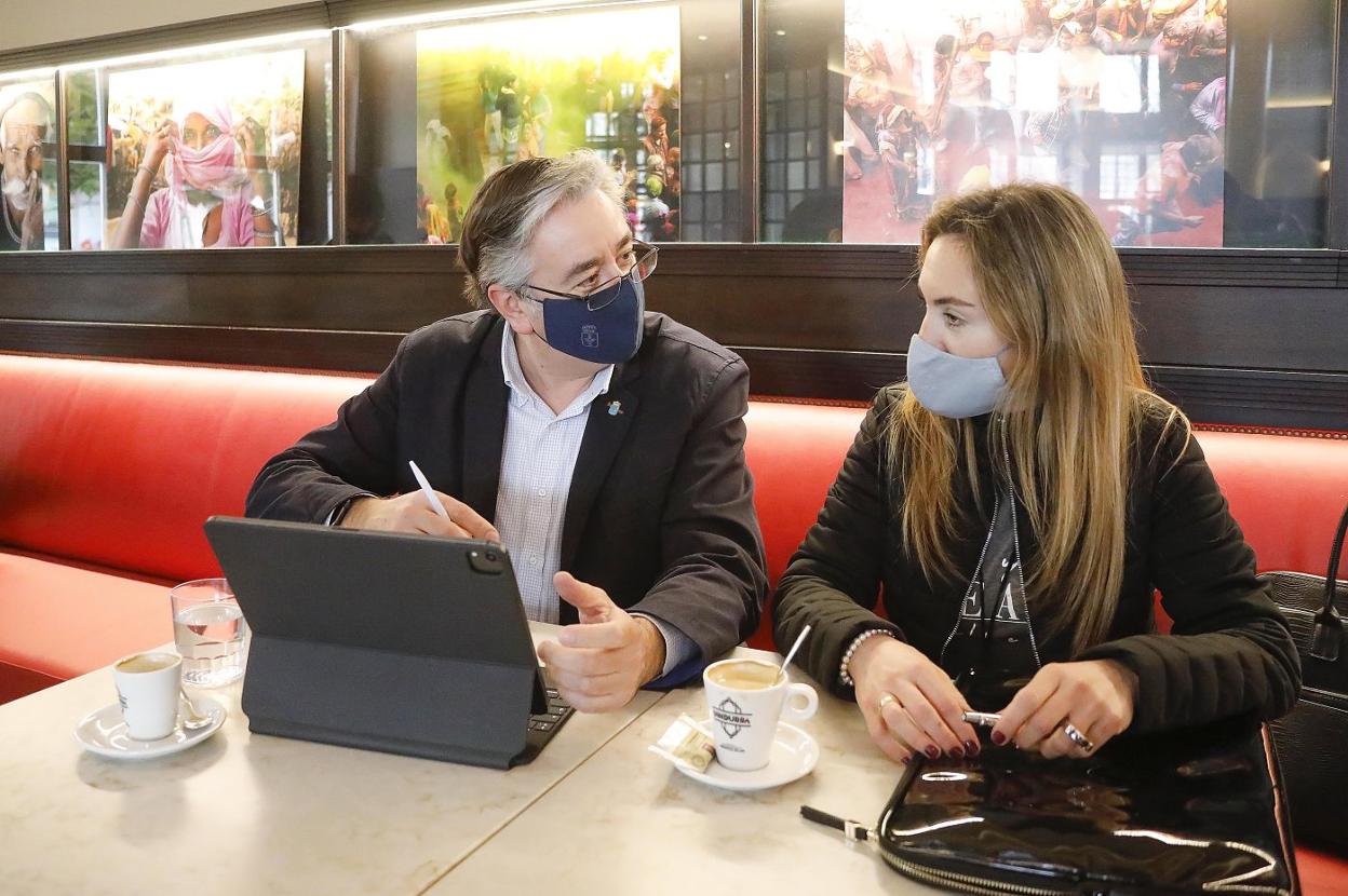 Pablo González y Cristina Villanueva, ayer por la mañana, en el Café Dindurra. 