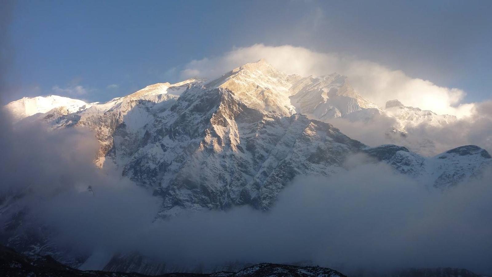 Annapurna: Esta montaña del Himalaya y con 8.091 m de altitud es considerada la más peligrosa del planeta con un índice de mortalidad del 40 %. Lo que la hace especialmente peligrosa es su composición de hielo y nieve y sobre todo su temida cara sur.