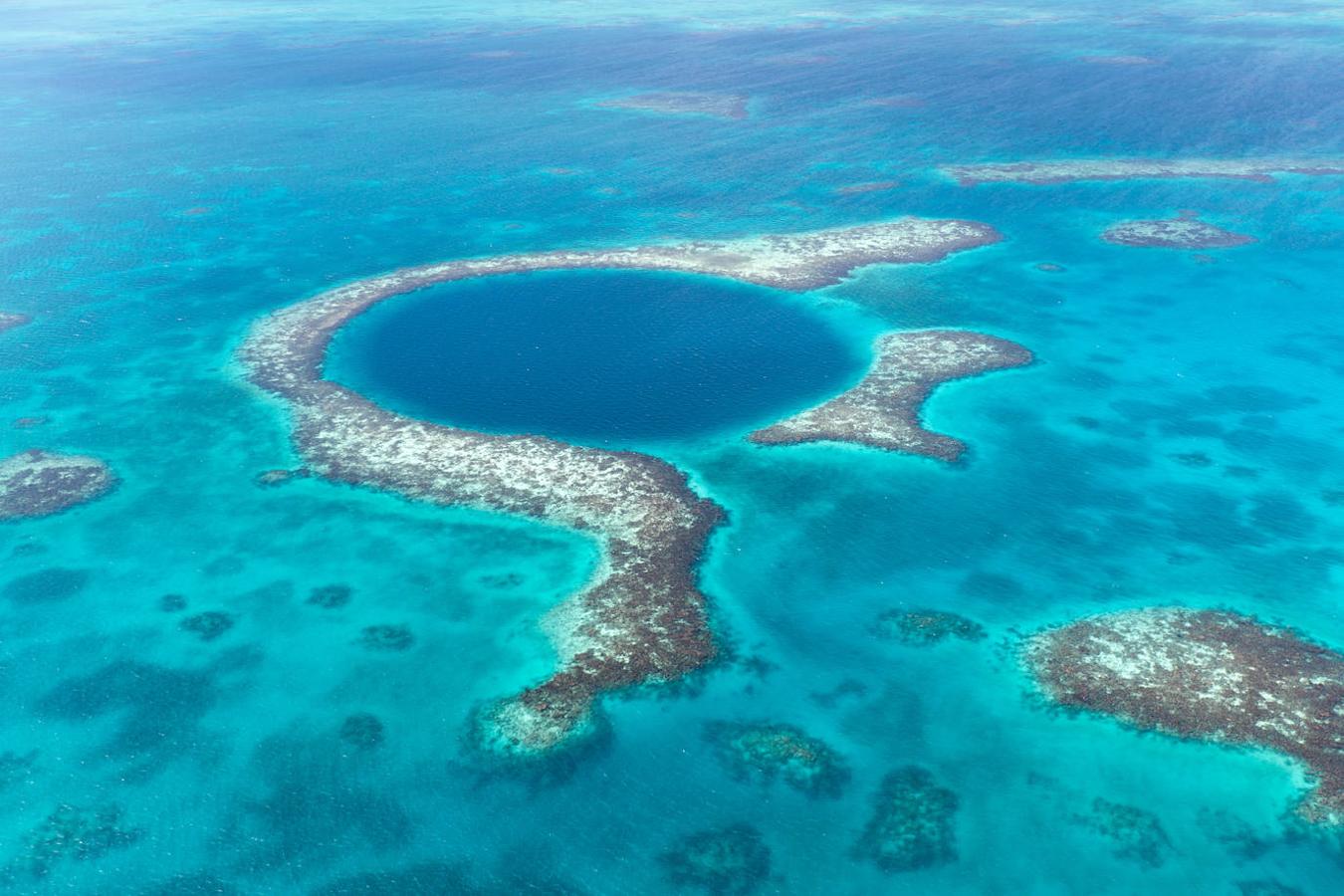 Blue Hole (Belice): Este gran agujero azul cercano a la ciudad de Belice y localizado en las Islas Coralinas de Turneffe es todo un paraíso acuático sobre todo para los amantes del buceo y una experiencia temida para otros. Un agujero que en la Edad de Hielo era una entrada a un gran sistema de cuevas calizas, pero después de la glaciación estas cuevas se inundaron por la subida del nivel del mar y dieron origen a este imponente fenómeno de la naturaleza. Aunque se encuentra entre los mejores lugares para bucear del mundo, también es uno de los más temidos.