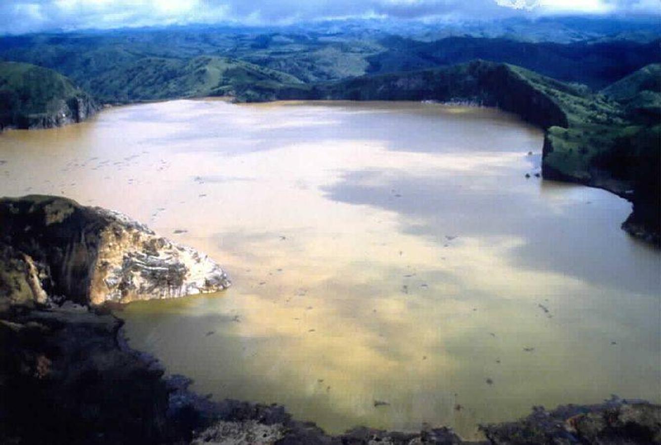 Lago Nyos (Camerún): A poco más de 40 km de la frontera con Nigera se encuentra el lago Nyos. Un enorme y profundo lago que generó una de las mayores catástrofes naturales de la década con 1.700 muertos, después de una explosión de CO2. Este lago se encuentra en la ladera de un volcán y bajo él hay una bolsa de magma, la cual filtra dióxido de carbono a las aguas más profundas. Si la presión desciende este CO2 sube a la superficie y genera este tipo de explosiones en cadena haciendo que el CO2 llegue también al terreno y poniendo en riesgo la vida de todo lo que haya cerca.