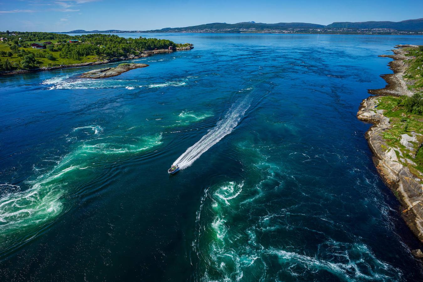 Saltstraumen (Noruega): cercano a las Islas Lofoten y a la ciudad Noruega de Bodo se sitúa el temido estrecho de Saltstraumen, famoso en todo el mundo por tener algunas de las corrientes y remolinos más imprevisibles, grandes y fuertes del planeta. Una evidencia de la fuerza de la naturaleza que es aún más impresionante cuando la marea sube. Sus remolinos pueden alcanzar los 10 metros de diámetro y hasta cinco se profundidad.