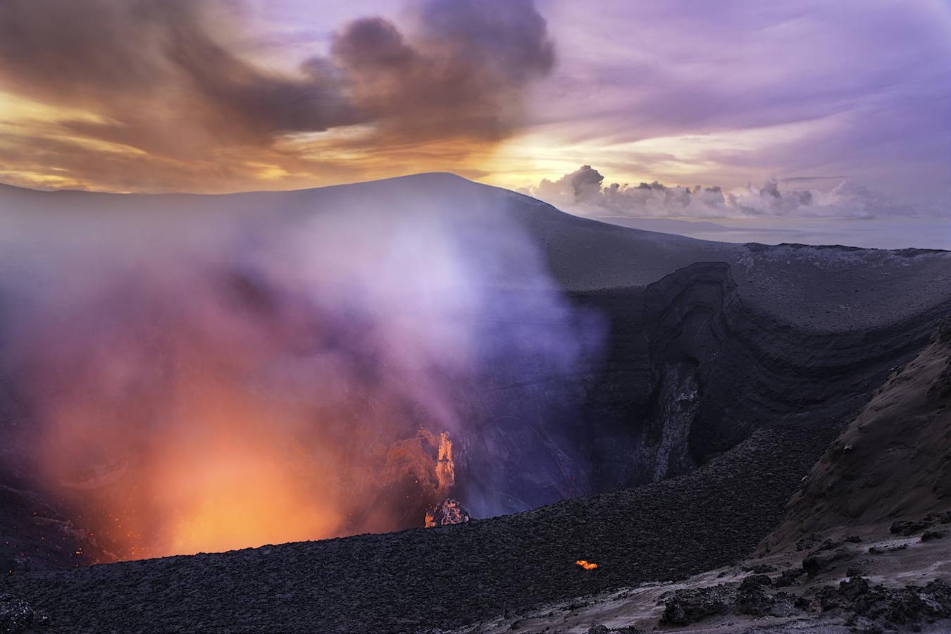 Vanuatu (Pacífico sur): Este volcán activo ubicado en el monte Yasur y concretamente en la isla de Tanna es uno de los volcanes en activo más accesibles del mundo y lleva en erupción desde 1774. Uno de los pocos lugares en el que los turistas pueden acercarse al cráter de un volcán para ver desde cerca este increíble y peligroso espectáculo de la naturaleza.