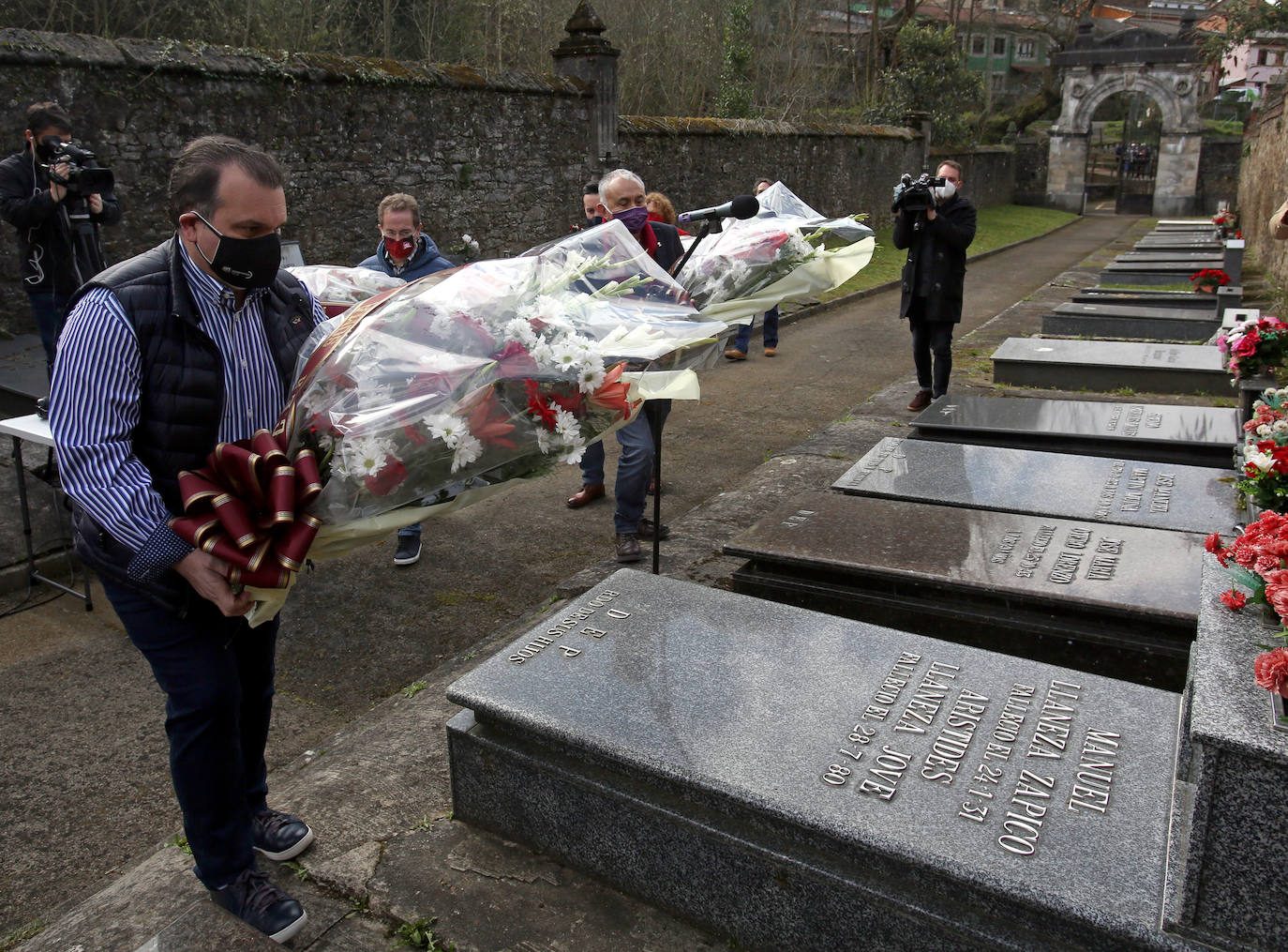 «No podemos permitir una Asturias de dos velocidades», reclama José Luis Alperi durante el insólito homenaje a Manuel Llaneza, sin público como consecuencia de la pandemia