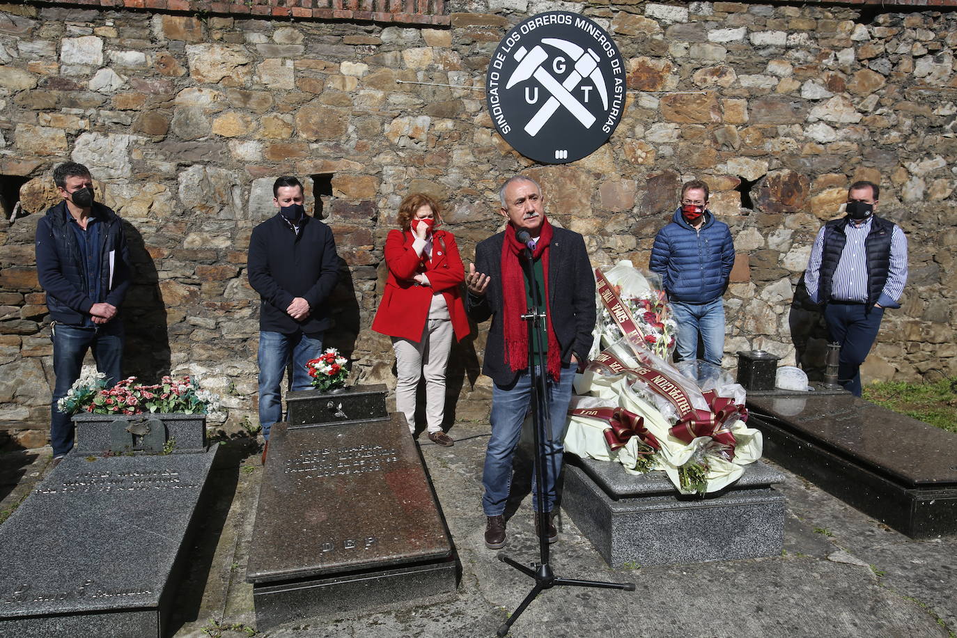 «No podemos permitir una Asturias de dos velocidades», reclama José Luis Alperi durante el insólito homenaje a Manuel Llaneza, sin público como consecuencia de la pandemia