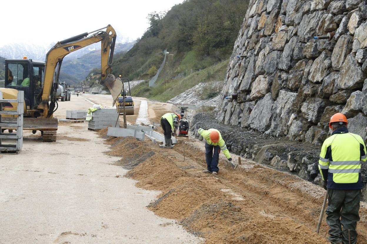 Trabajos de canalización en el tramo de la variante próximo a Campomanes. 