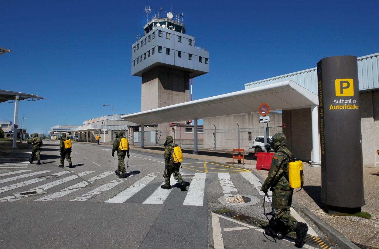 Personal militar en el Aeropuerto de Asturias el año pasado. 