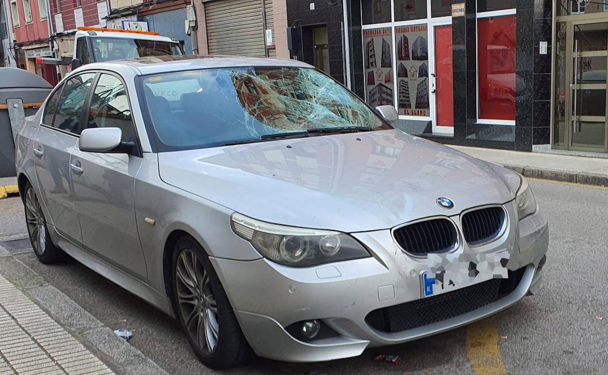 El coche implicado en el atropello del ciclista, con la luna rota