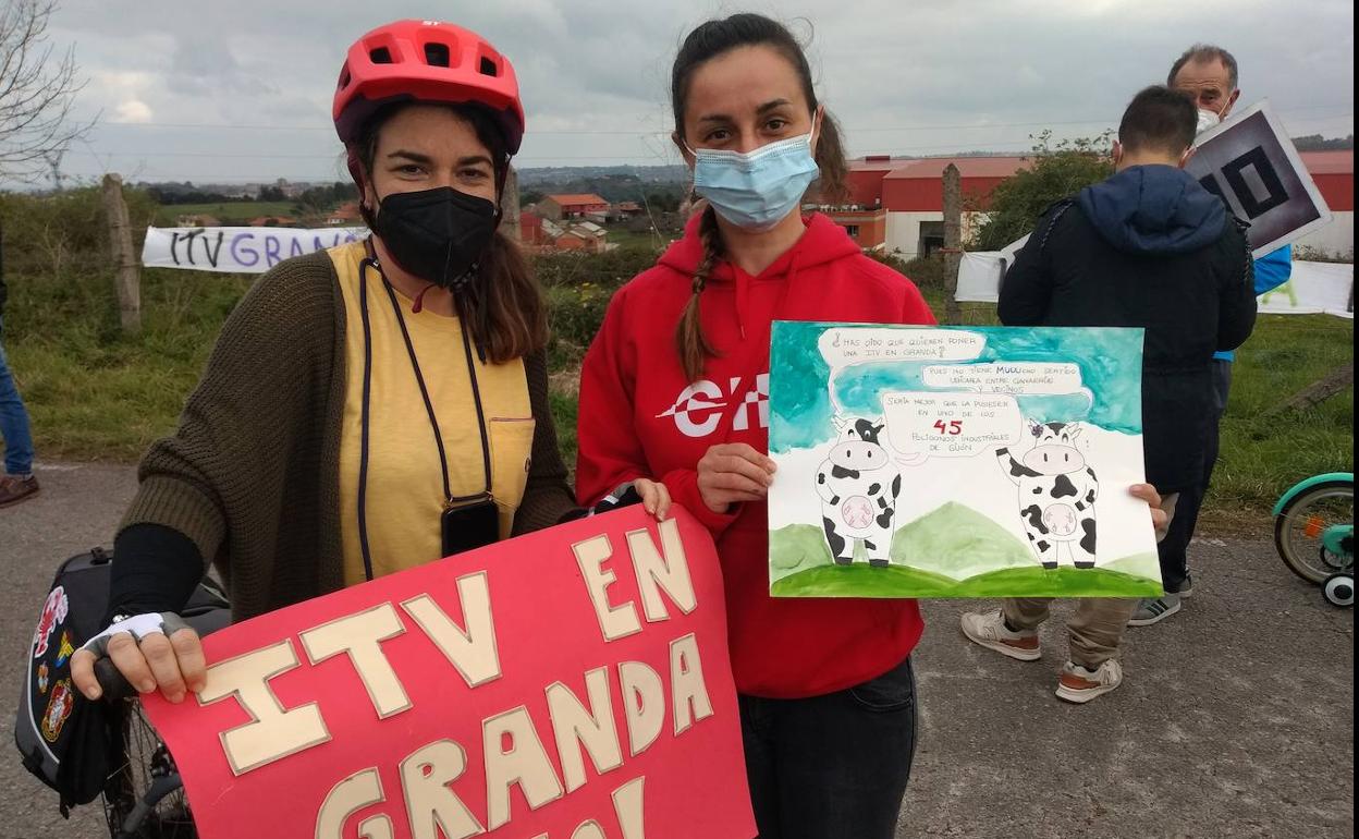 Asistentes a la movilización contra la ITV en Granda.