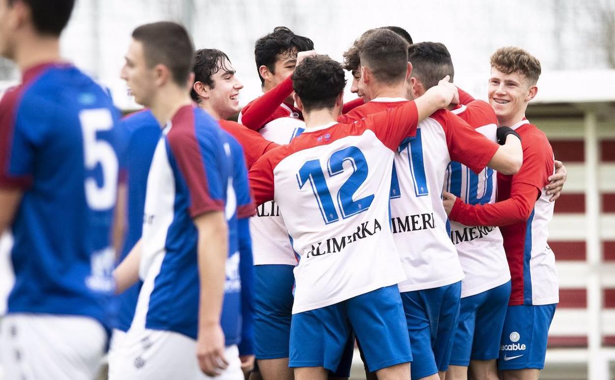 Los jugadores del Sporting celebran la victoria.