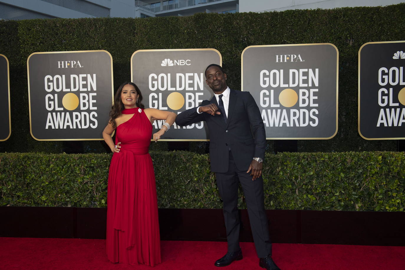 'The Crown', la serie de Netflix sobre la familia real inglesa y 'Nomadland', la película de Chloé Zhao, que denuncia la precariedad laboral en EE UU, triunfan en los Globos de Oro con casi todos los ganadores en sus casas. Salma Hayek and Sterling K. Brown