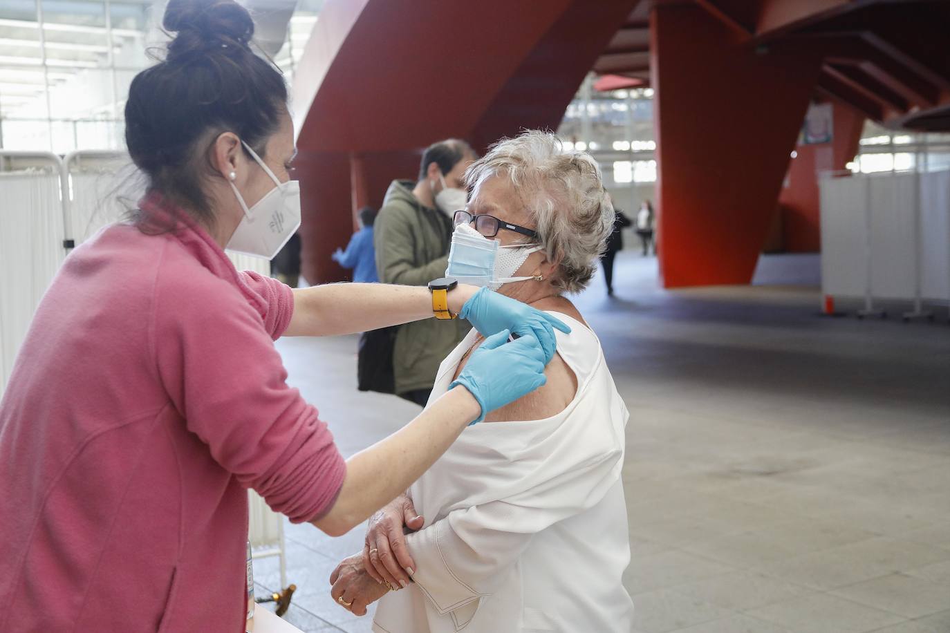 Colas y esperas ordenadas ha sido la imagen que nos ha dejado la campaña de vacunación contra la covid ampliada esta tarde en Gijón la instalación deportiva de la Guía para descongestionar los centros de salud habilitados para ello y reforzar las inmunizaciones en el Área V.