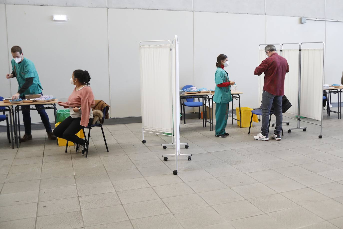 Colas y esperas ordenadas ha sido la imagen que nos ha dejado la campaña de vacunación contra la covid ampliada esta tarde en Gijón la instalación deportiva de la Guía para descongestionar los centros de salud habilitados para ello y reforzar las inmunizaciones en el Área V.