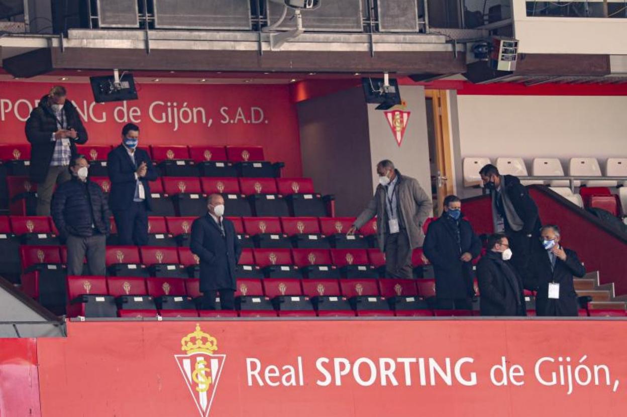 Javier Martínez, en el centro de la imagen, con Joaquín y Fernando Losada, antes del inicio. 