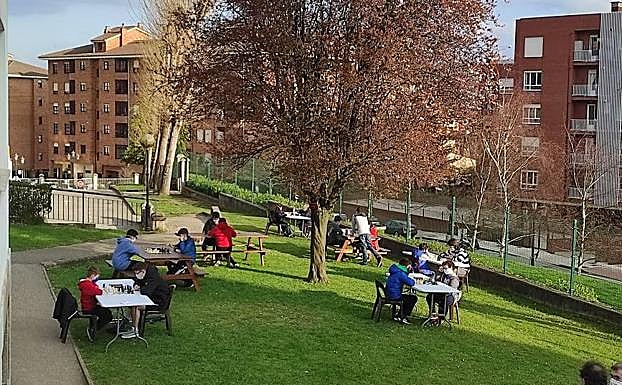 Imagen principal - Arriba, la sala de juego del torneo Naranco. Abajo, Jesús González, subcampeón del torneo.