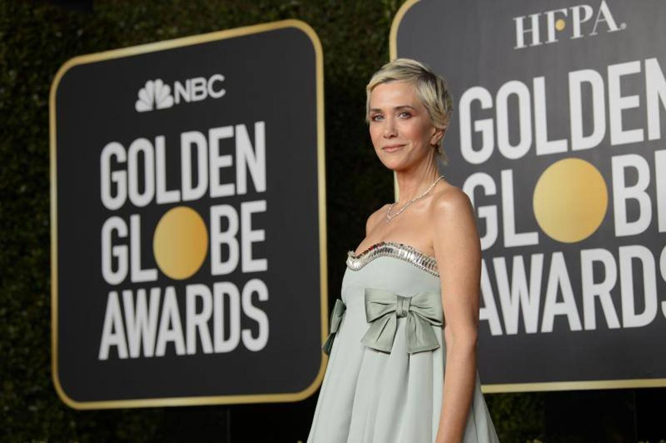 Kristen Wiig fue otra de las actrices encargadas de dar toda una lección de estilo con su favorecedor corte pixie con efecto despeinado, raya de lado y con su maquillaje luminoso, con sombras, pómulos y labios en un delicado rosa.