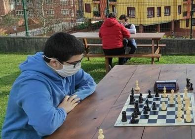 Imagen secundaria 1 - Arriba, la sala de juego del torneo Naranco. Abajo, Jesús González, subcampeón del torneo.