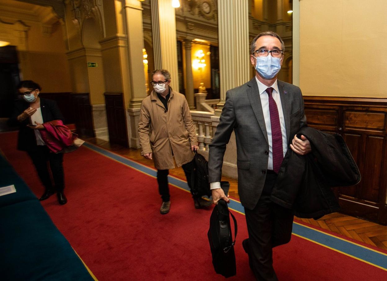 Pablo Fernández, ayer, a su llegada al salón donde se celebró su comparecencia . 