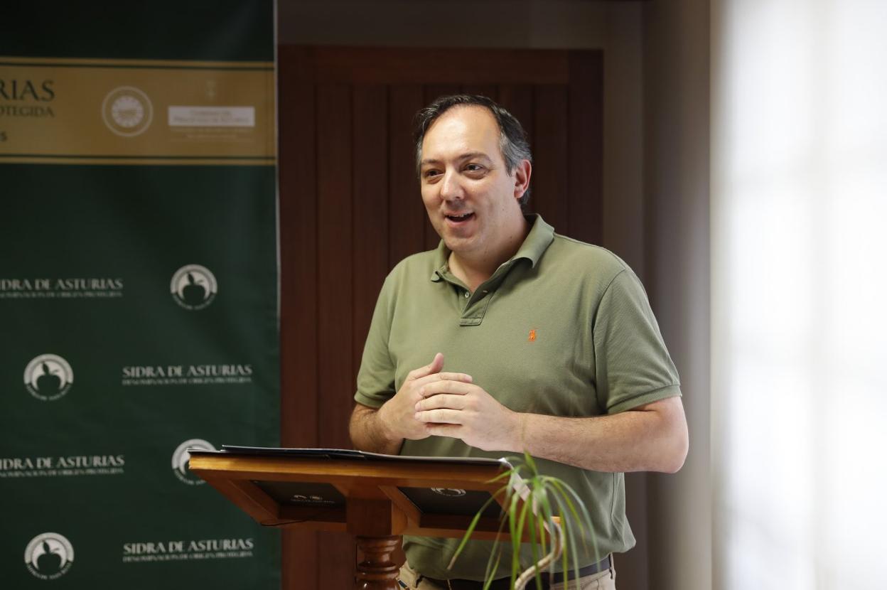 Alejandro Vega, alcalde de Villaviciosa, durante una presentación. 