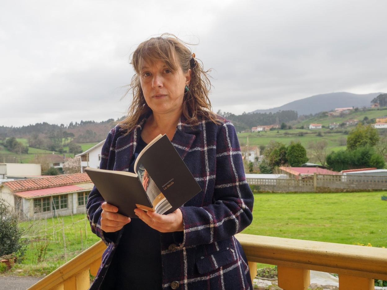 L'autora de 'La deuda' na terraza de la so casa en Piarnu. 