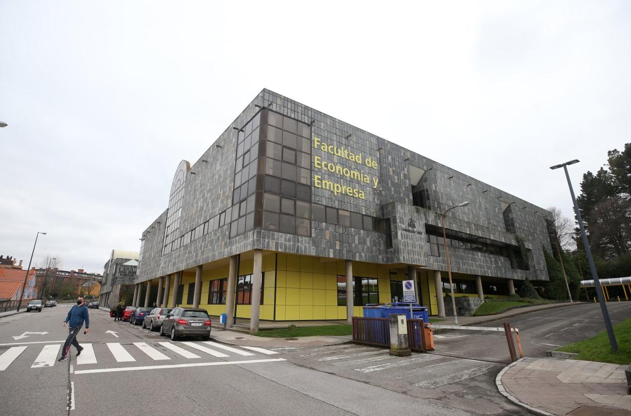 La Facultad de Economía y Empresa sufre humedades y goteras. 