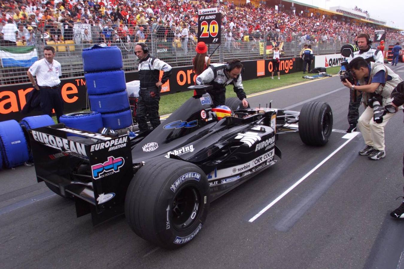 Hoy se cumplen 20 años del debút oficial de Fernando Alonso en la Fórmula 1. Un dos de marzo de 2001 el piloto asturiano participaba en los entrenamientos del Gran Premio de Australia, en Melbourne, al volante de un Minardi