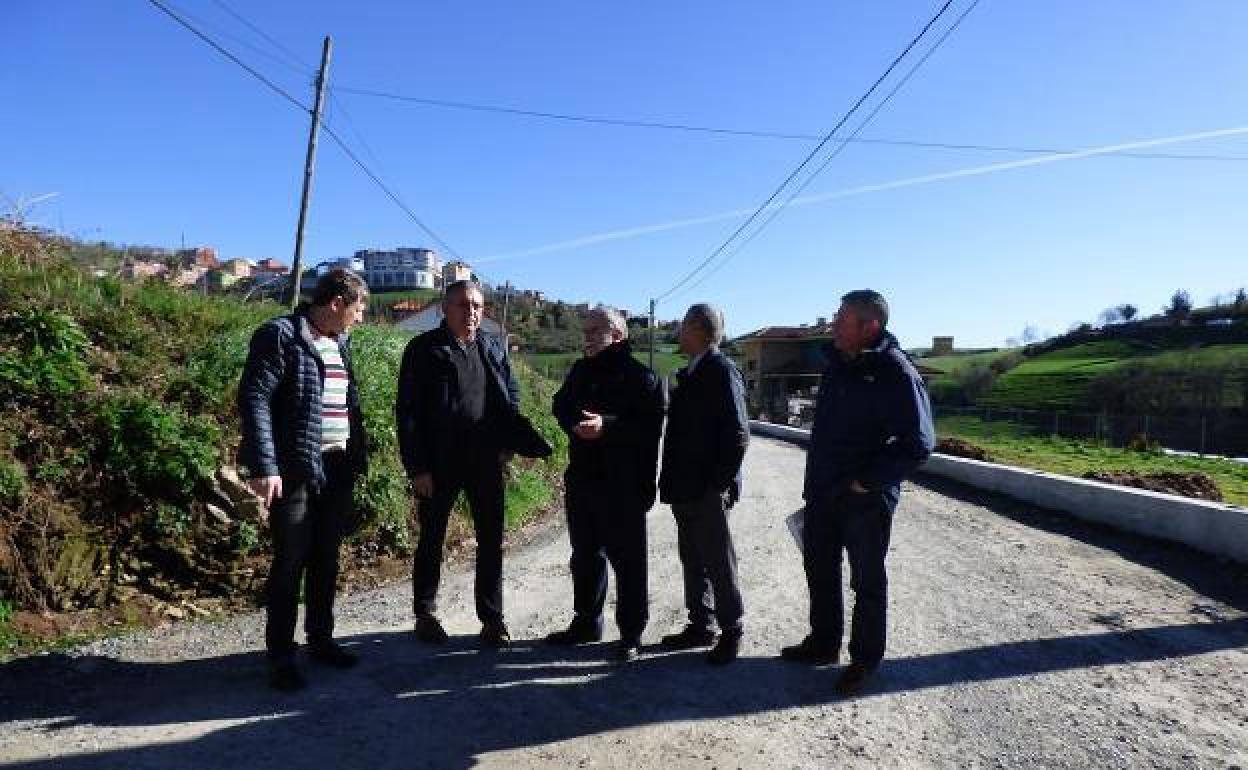 José Ramón Feito y Manuel Calvo, con técnicos del Principado, en la visita a Máñores hace un año