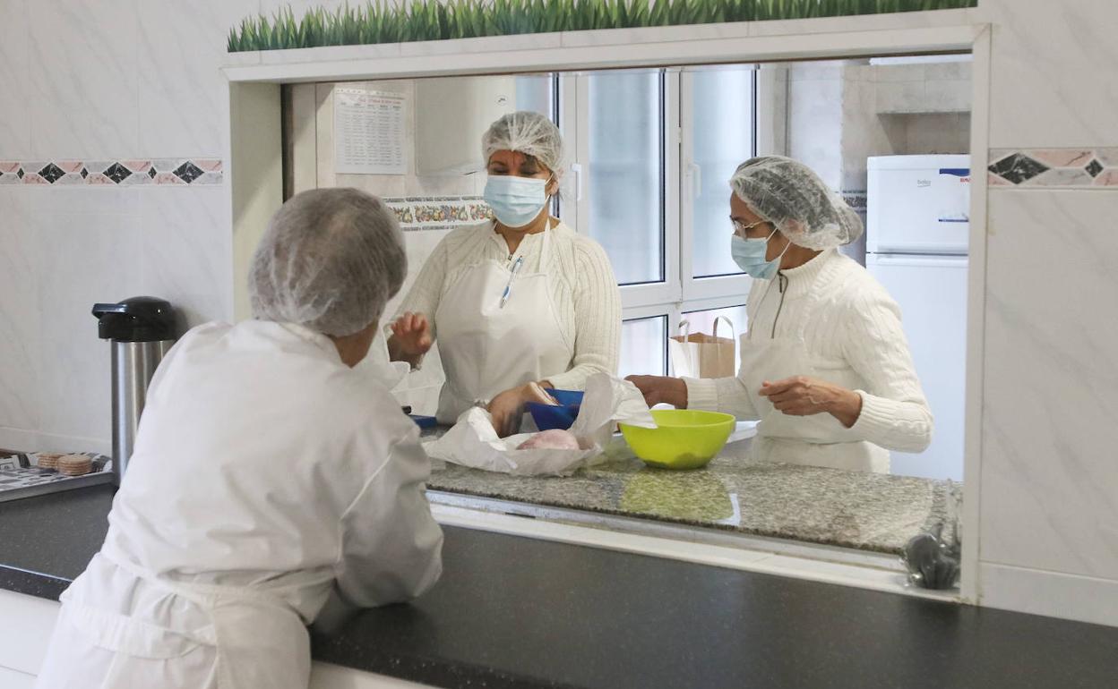 Un grupo de mujeres Cáritas Asturias.