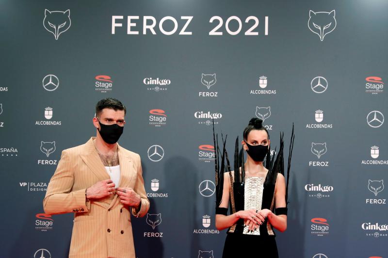 Los actores Milena Smith (d) y Fernando Valdivielso, a su llegada a la ceremonia de entrega de los premios.