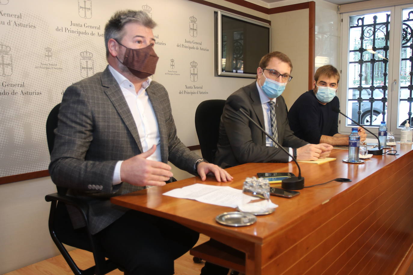 De izquierda a derecha: Sergio García (Ciudadanos), Adrián Pumares (Foro Asturias) y Daniel Ripa (Podemos). 