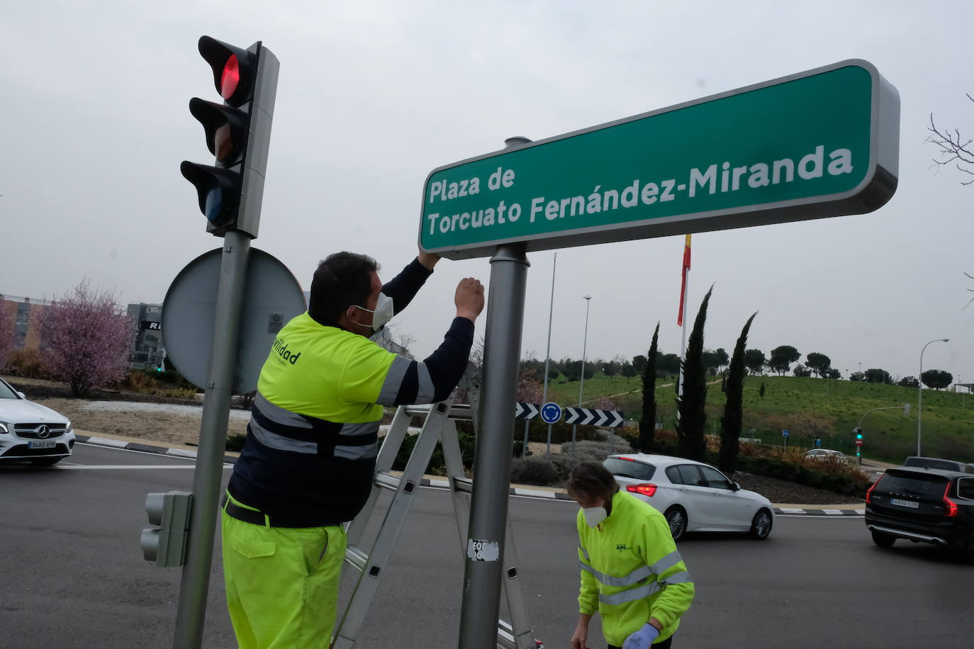 El político gijonés Torcuato Fernández-Miranda pone nombre desde este miércoles a una plaza madrileña. El alcalde de la capital, José Luis Martínez-Almeida, ha afirmado que con este hecho se remedia «una injusticia». Enrique Fernández-Miranda, hijo del gijonés, ha subrayado que se homenajea al «espíritu de concordia de la Transición''